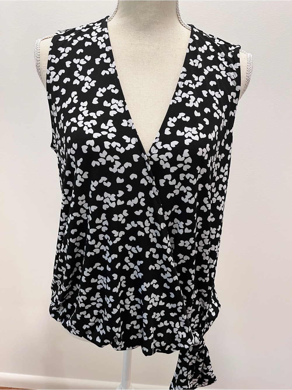 Michael Kors Black & White Sleeveless Surplice Tie-Hem Blouse